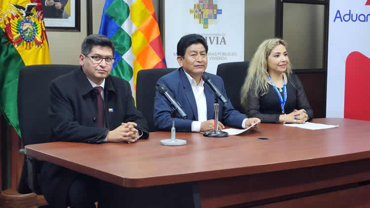 Conferencia de prensa: el ministro de Economía, Marcelo Montenegro; el ministro de Obras Públicas, Édgar Montaño y la presidenta de la Aduana Nacional, Karina Serrudo.