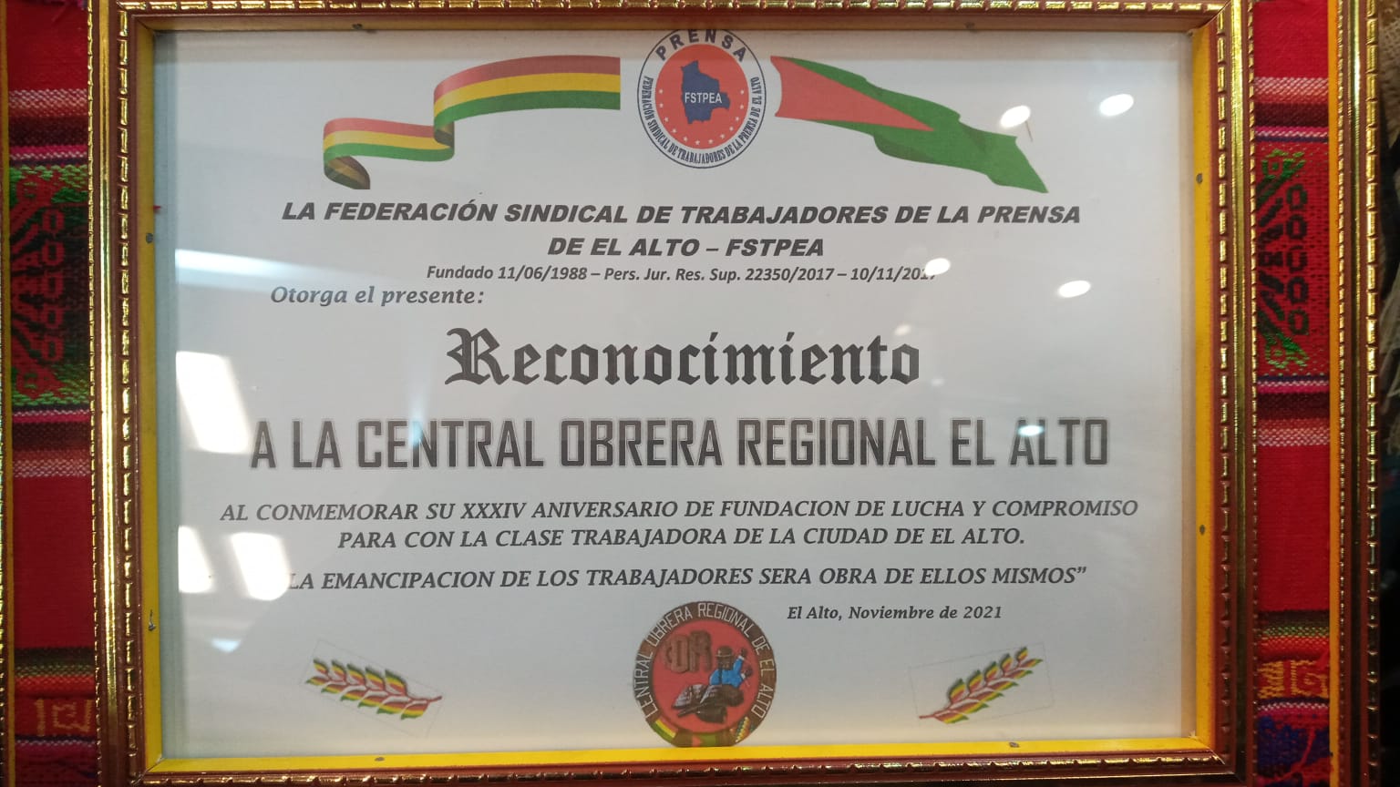 Dirigentes de la FSTPEA entregaron un reconocimiento a Marcelo Mayta, Ejecutivo de la COR