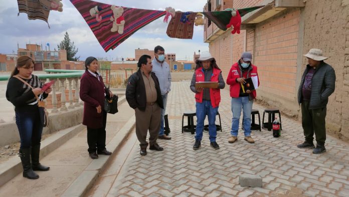Entre las complementaciones se repararon fisuras, compactaron el suelo y lo nivelaron Entre las complementaciones se repararon fisuras, compactaron el suelo y lo nivelaron