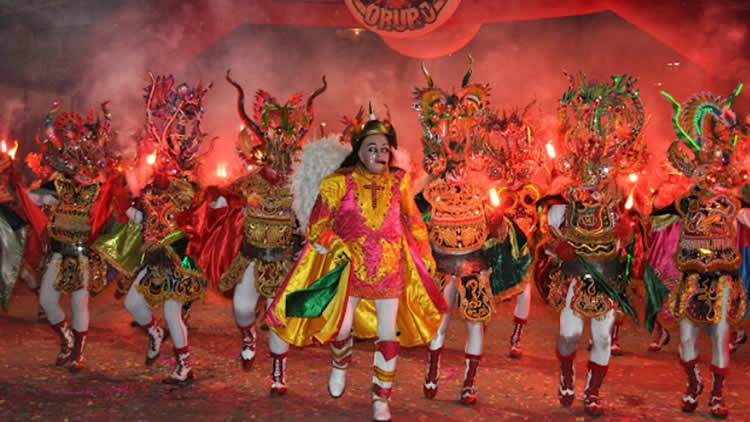 La danza de la Diablada es propia del Carnaval de Oruro, Bolivia.