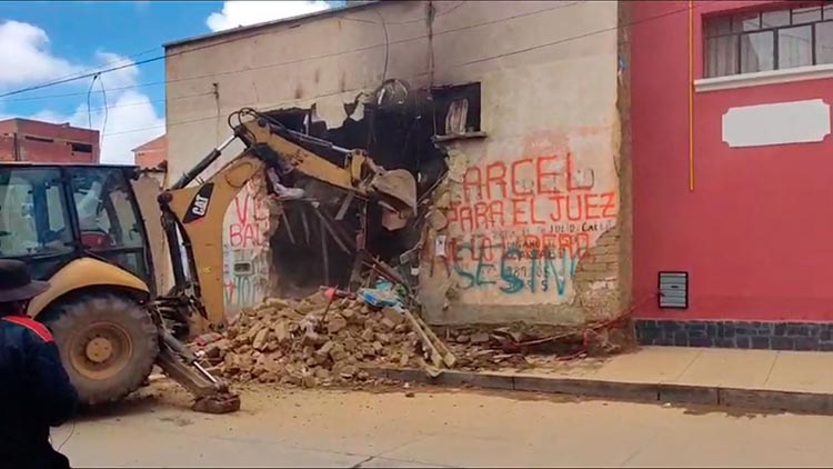 Demuelen la vivienda del feminicida Richard Choque en busca de posibles víctimas Demuelen la vivienda del feminicida Richard Choque en busca de posibles víctimas