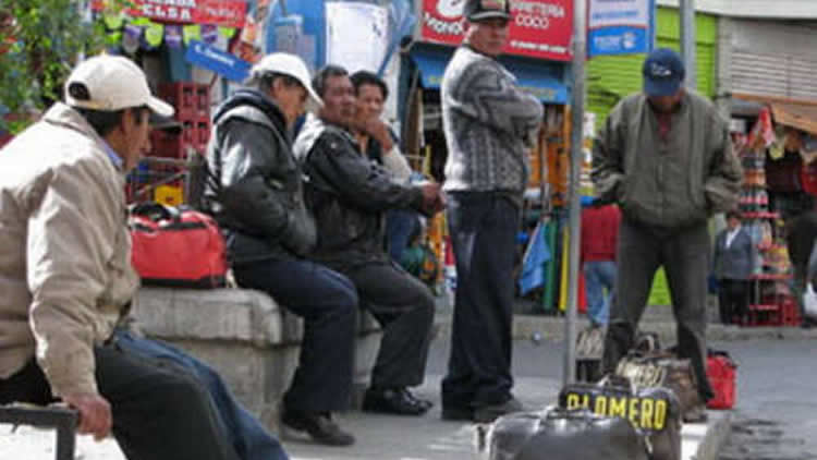 Desempleo en Bolivia: La población busca trabajo en las calles.