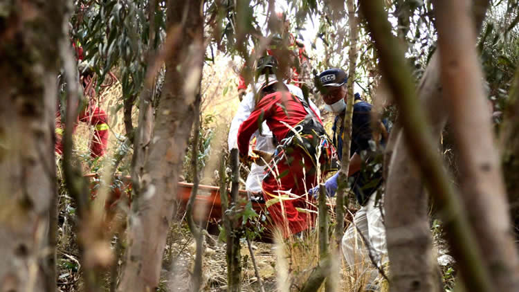 Levantamiento del cadáver de una mujer que fue descuartizada en La Paz