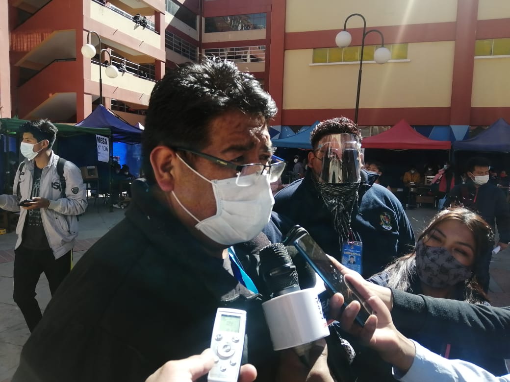 Dr. David Fernández, entrevistado por la prensa alteña Dr. David Fernández, entrevistado por la prensa alteña