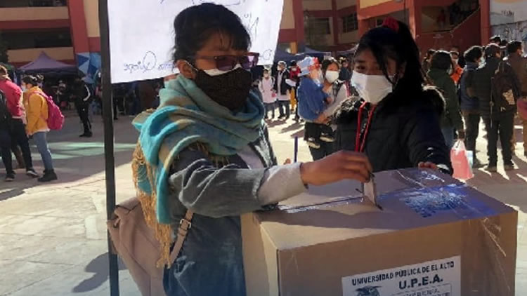 Estudiantes y Docentes de la UPEA participan en las elecciones del Rector y Vicerrector (2021-2024) Estudiantes y Docentes de la UPEA participan en las elecciones del Rector y Vicerrector (2021-2024)
