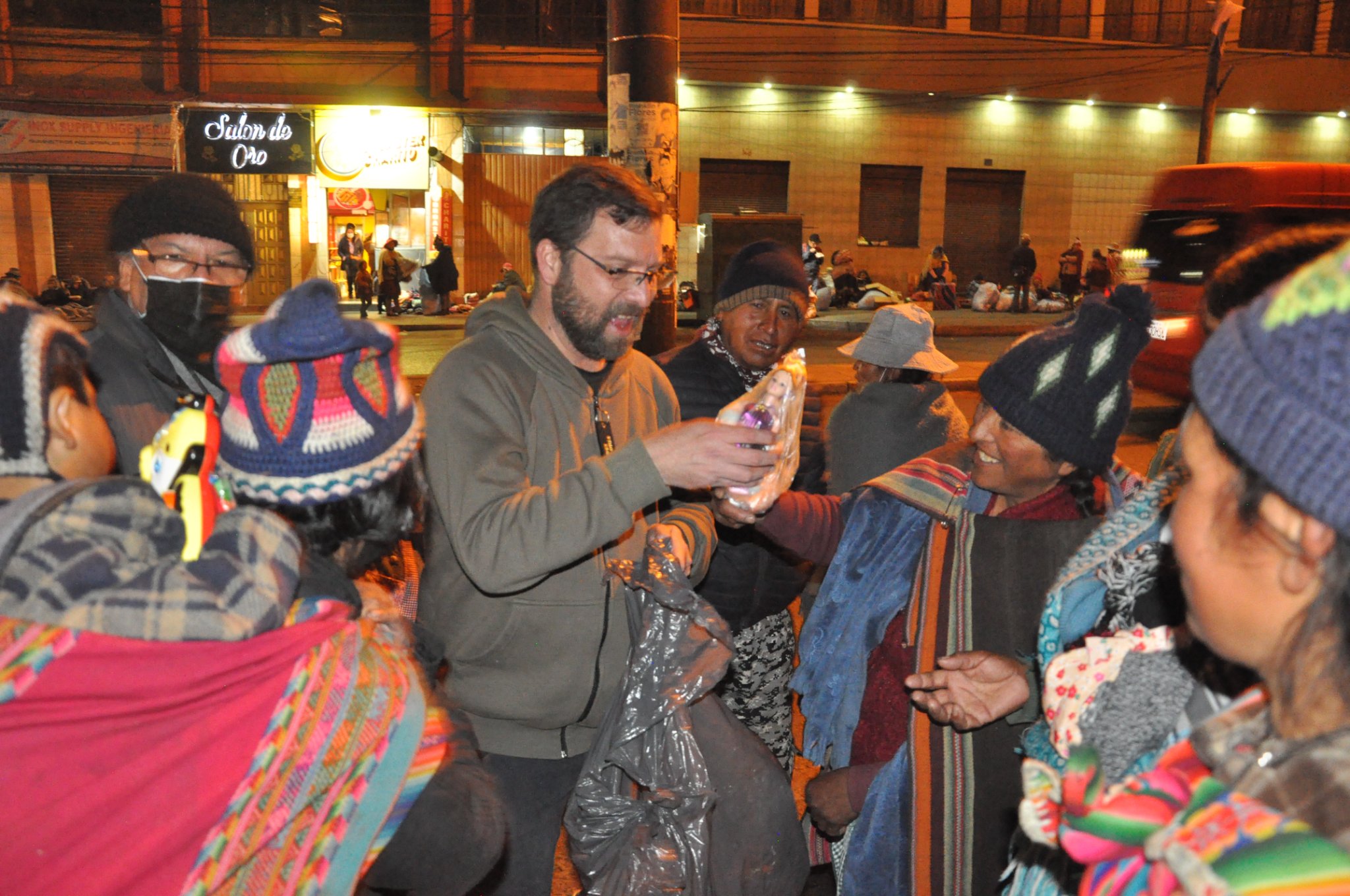 Distribuyeron alimentos, ropa, juguetes y frazadas en la Terminal de Buses de La Paz