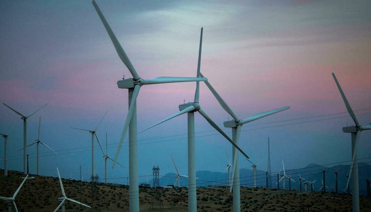 Unas turbinas eólicas generadoras de electricidad cerca de Palm Springs, California (EEUU Unas turbinas eólicas generadoras de electricidad cerca de Palm Springs, California (EEUU)