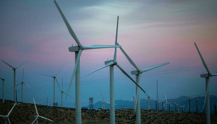 Unas turbinas eólicas generadoras de electricidad cerca de Palm Springs, California (EEUU)