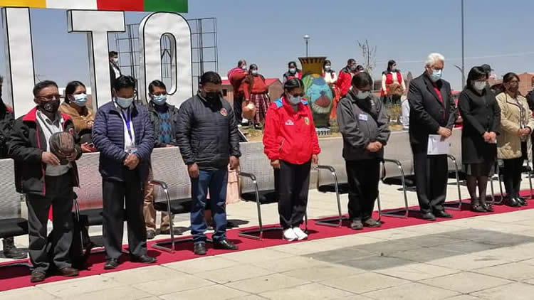 Autoridades de El Alto, en el acto de entrega.