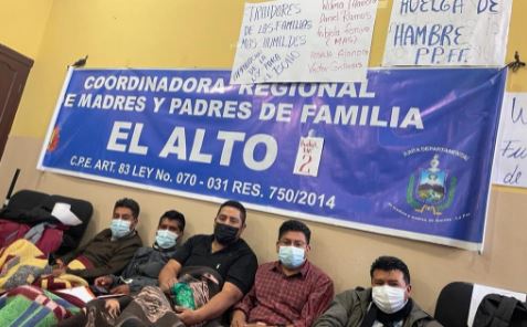 Estévez remarcó que se pagará el bono de 300 bolivianos a 272 mil estudiantes Estévez remarcó que se pagará el bono de 300 bolivianos a 272 mil estudiantes
