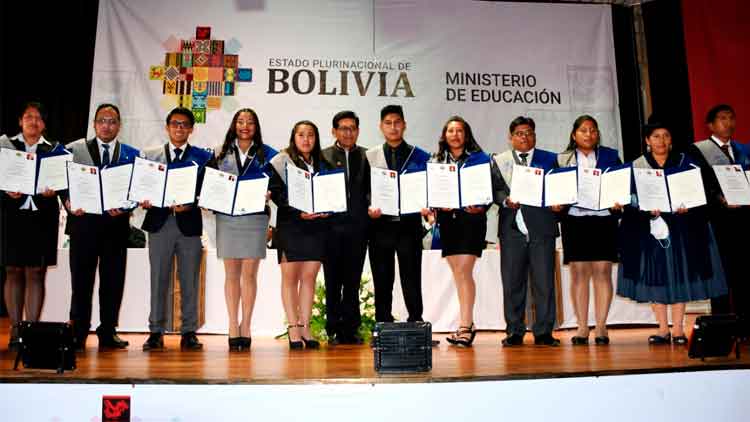 Bachilleres de la gestión 2021 reciben sus títulos.