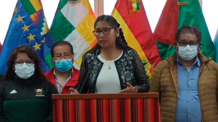 La alcaldesa de El Alto, Eva Copa, en conferencia de prensa.