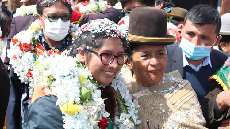 La alcaldesa de la ciudad de El Alto, Eva Copa, en contacto con la población alteña.