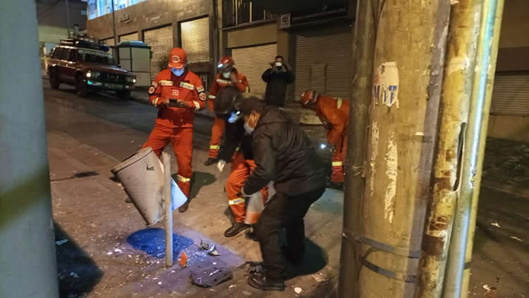 Bomberos desplegados en el Lugar de la explosión