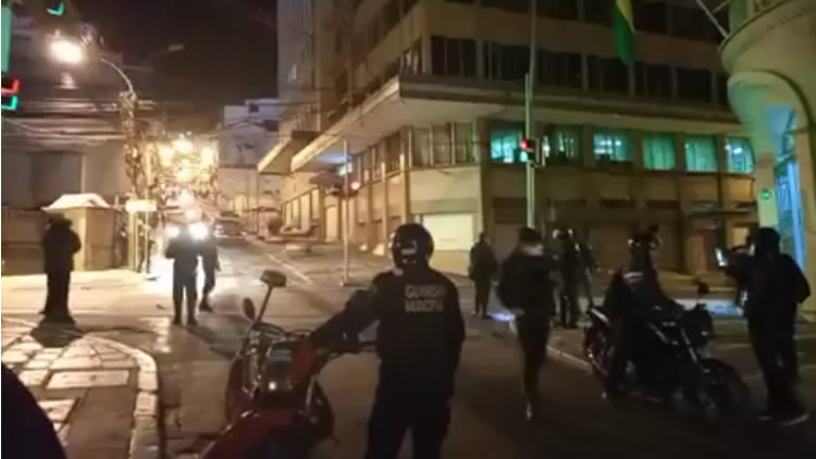 Efectivos de la policía se encuentran en inmediaciones de la alcaldía paceña. Efectivos de la policía se encuentran en inmediaciones de la alcaldía paceña.