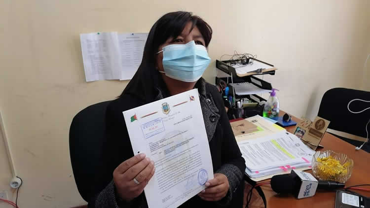 La concejal de El Alto, Fabiola Furuya, en contacto con la prensa.