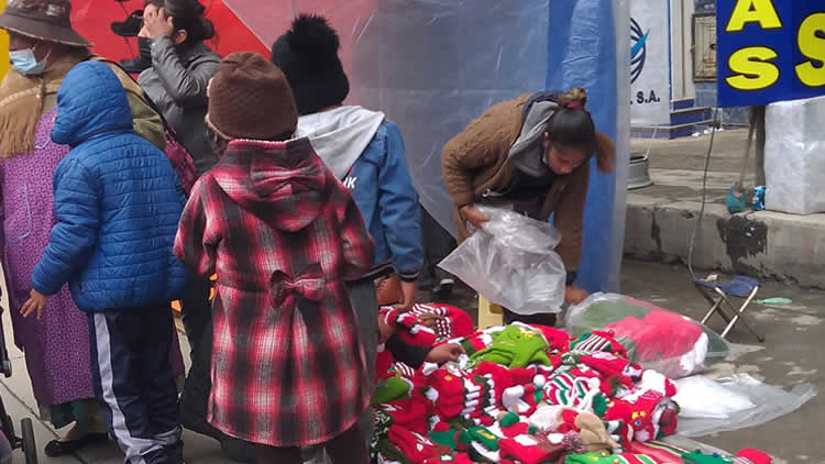 El Alto inicia la navidad con venta de gorros, panetones, arbolitos y adornos.