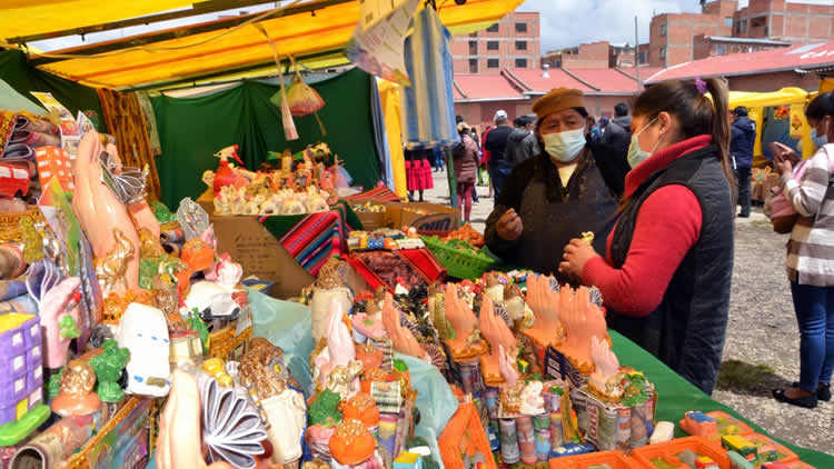 La feria “Jach’a Alasita” en el Campo Ferial de La Ceja de El Alto. La feria “Jach’a Alasita” en el Campo Ferial de La Ceja de El Alto.
