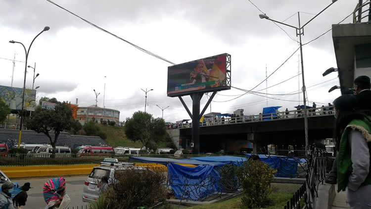 Pantalla digital que se encuentra instalada a la altura del puente distribuidor de La Ceja de El Alto.