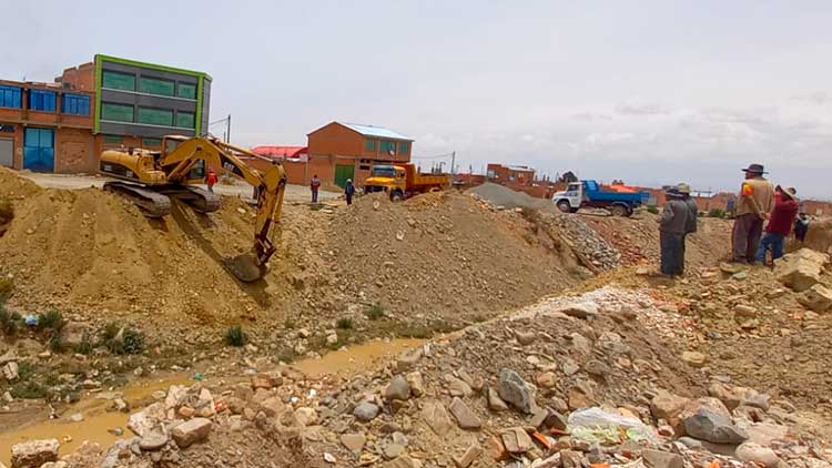Alcaldía realizó limpieza de un tramo del río Negro en el Distrito 7 de El Alto. Alcaldía realizó limpieza de un tramo del río Negro en el Distrito 7 de El Alto.