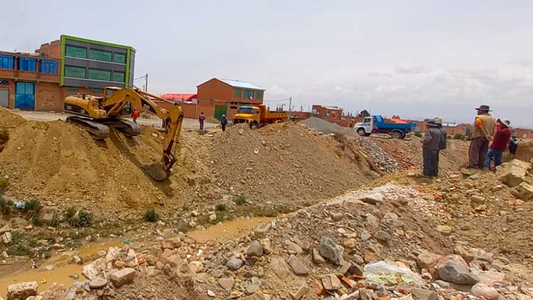 Alcaldía realizó limpieza de un tramo del río Negro en el Distrito 7 de El Alto.