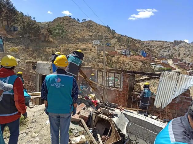 Los funcionarios ediles proceden a demoler la vivienda ilegal Los funcionarios ediles proceden a demoler la vivienda ilegal