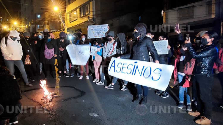 Activistas de animales y vecinos de la calle Alcoreza de La Paz instalaron un mitin de protesta en puertas de un edificio.