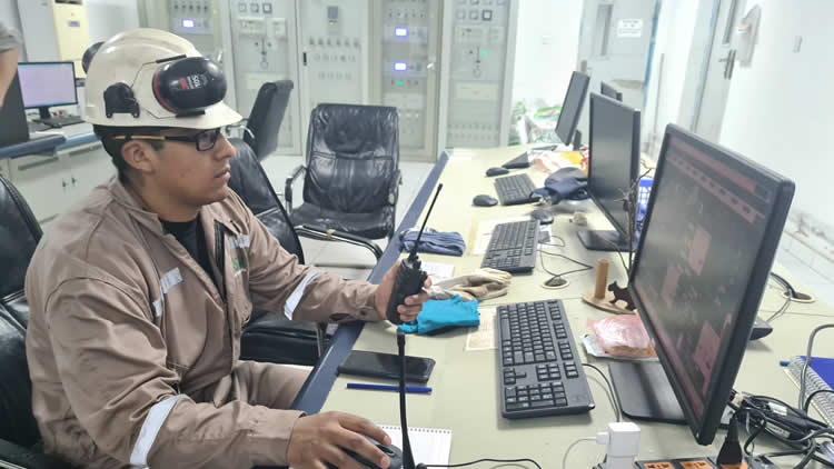 Un trabajador de la Empresa Azucarera San Buenaventura.