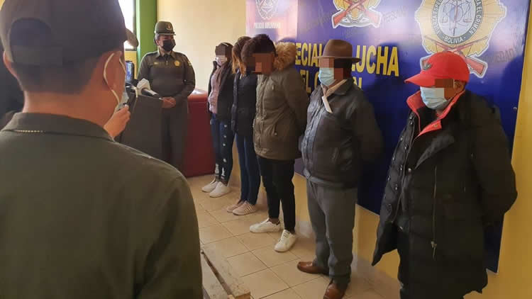 FELCC de El Alto desbarata banda organizaba fiestas clandestinas en domicilios particulares. FELCC de El Alto desbarata banda organizaba fiestas clandestinas en domicilios particulares.
