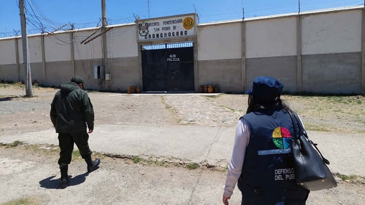 Puerta principal del penal de máxima seguridad de Chonchocoro. Puerta principal del penal de máxima seguridad de Chonchocoro.