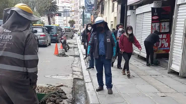 Personal de la SMIP procede a limpiar las vías colindantes con la Plaza Abaroa.