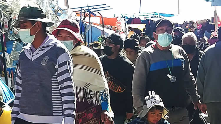 Población alteña en las calles con la bioseguridad contra el Covid-19.