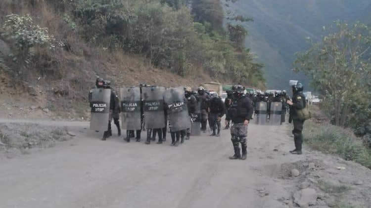 Operativo policial de desbloqueo en los Yungas de La Paz. Operativo policial de desbloqueo en los Yungas de La Paz.