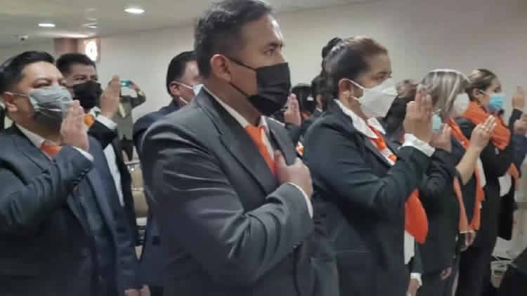 Toma de juramento a los 18 nuevos fiscales de Materia que reforzarán el Ministerio Público en La Paz y El Alto. Toma de juramento a los 18 nuevos fiscales de Materia que reforzarán el Ministerio Público en La Paz y El Alto.