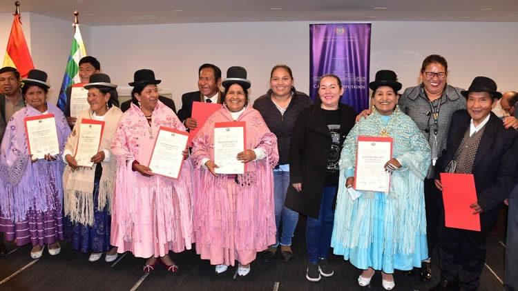 Hombres y mujeres radialistas aymaras de Bolivia.