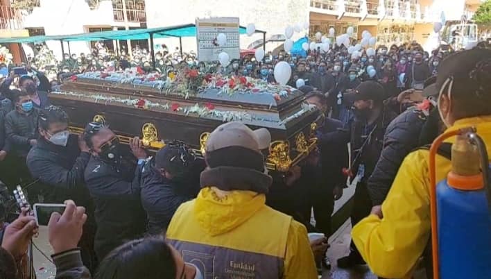 Dr Carlos Condori, Rector interino, con un semblante lloroso tuvo que cargar en sus espaldas el féretro