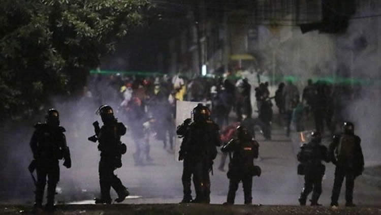 Represión en Bogotá Colombia, el Escuadrón Móvil Antidisturbios frente a manifestantes.
