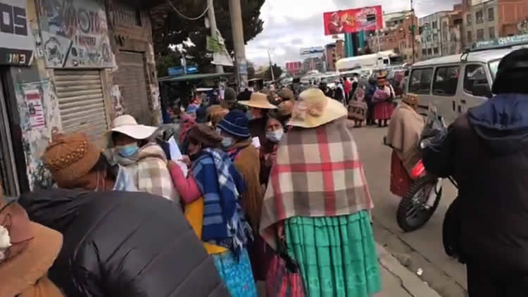 Retraso del pago del bono estudiantil genera bloqueos en las vías principales de El Alto. Retraso del pago del bono estudiantil genera bloqueos en las vías principales de El Alto.