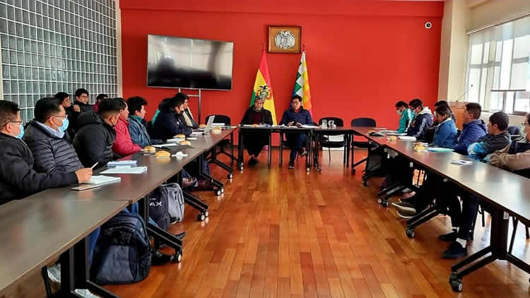 Reunión entre el Ministerio de Educación y la Confederación de Estudiantes de Formación de Maestros de Bolivia. Reunión entre el Ministerio de Educación y la Confederación de Estudiantes de Formación de Maestros de Bolivia.