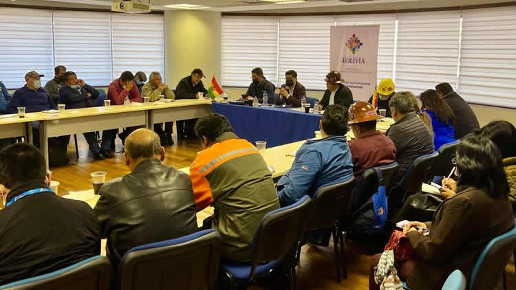 Reunión entre autoridades del Ministerio de Economía y la COB.