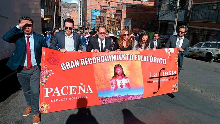 Ocho fraternidades folclóricas y la pareja de fundadores de los “Intocables” recibieron el reconocimiento de la revista especializada en folclore por su aporte a las tradiciones de La Paz Ocho fraternidades folclóricas y la pareja de fundadores de los “Intocables” recibieron el reconocimiento de la revista especializada en folclore por su aporte a las tradiciones de La Paz