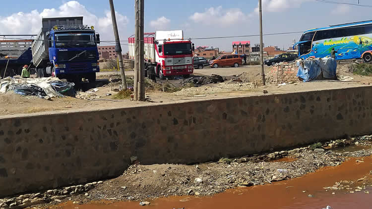 Al menos 20 familias se ganan el sustento diario con el lavado de vehículos livianos y pesados.