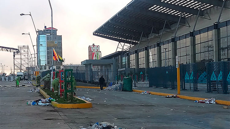 Trabajadores de la empresa de aseo Trébol retirando la basura generada por la multitud que acudió a la verbena.