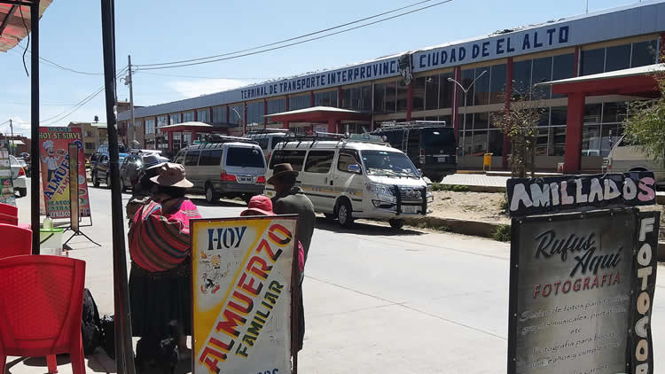 Frente a la Terminal están asentados vendedores, restaurantes, ferreterías, veterinarias, farmacias, brosterias y otras tiendas. 