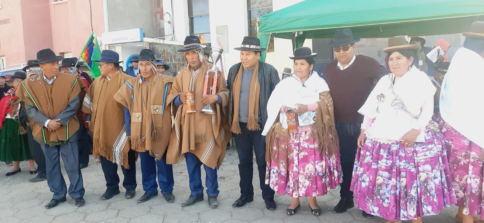 El Alcalde Flabio Apaza junto a una comitiva lideraron los actos ceremoniales