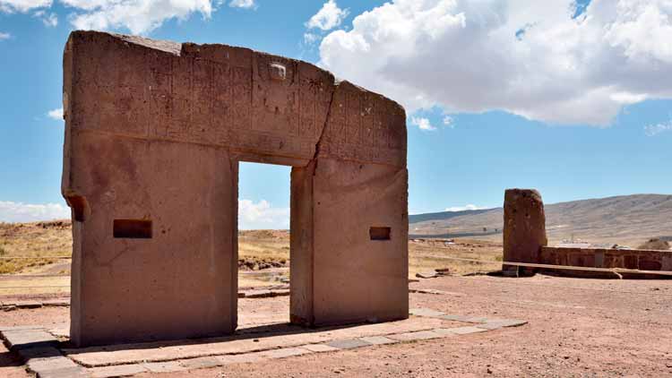 El complejo arqueológico se encuentra a 70 kilómetros de La Paz y 15 kilómetros de las orillas del lago Titicaca