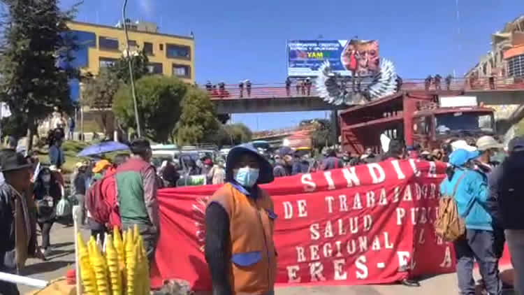 Los trabajadores en salud de El Alto bloquearon el peaje de la Ceja.