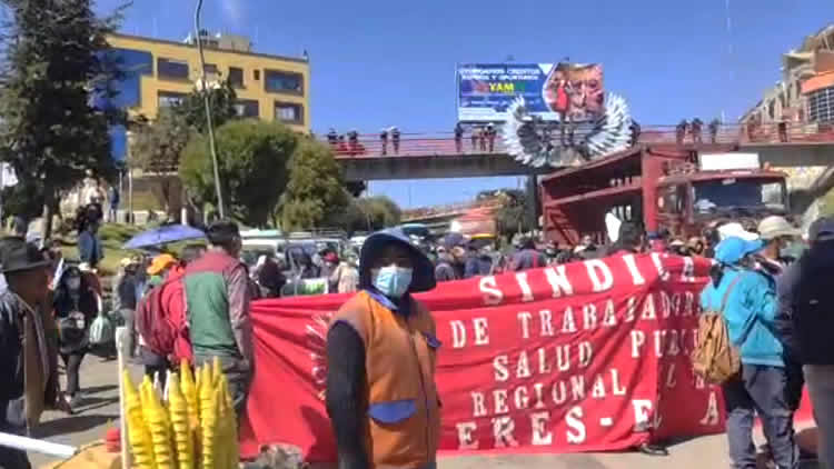 Los trabajadores en salud de El Alto bloquearon el peaje de la Ceja. Los trabajadores en salud de El Alto bloquearon el peaje de la Ceja.
