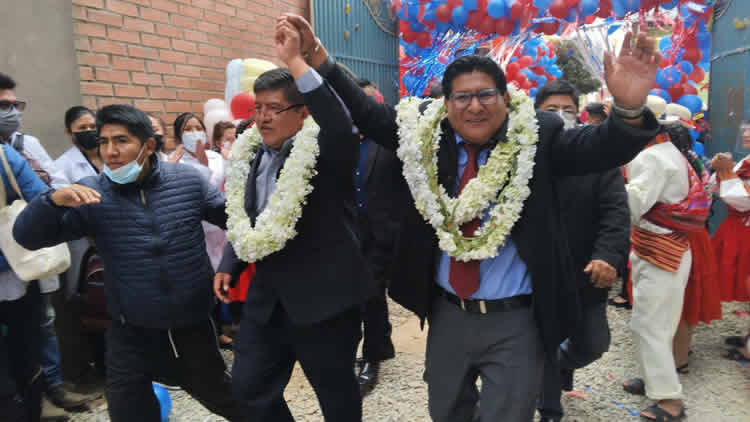 Universitarios manifiestan apoyo al Rector, Dr. Carlos Condori, con pancartas y pasacalles.