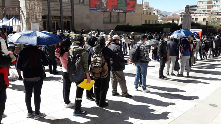 Largas filas de jóvenes mayores de 18 años en puntos de Vacunación. Largas filas de jóvenes mayores de 18 años en puntos de Vacunación.